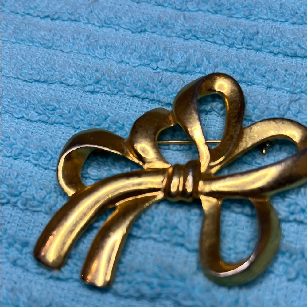 Elegant Gold Bow Brooch